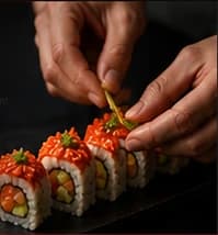 Sushichef die verse sushi afwerkt